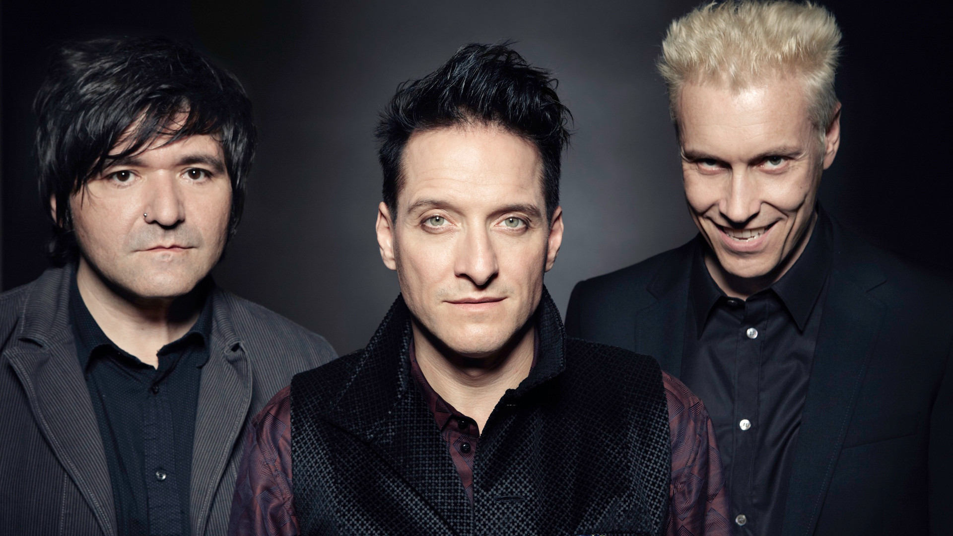Die Ärzte © Nela Koenig Die Ärzte Bandfoto vor schwarzer Leinwand
