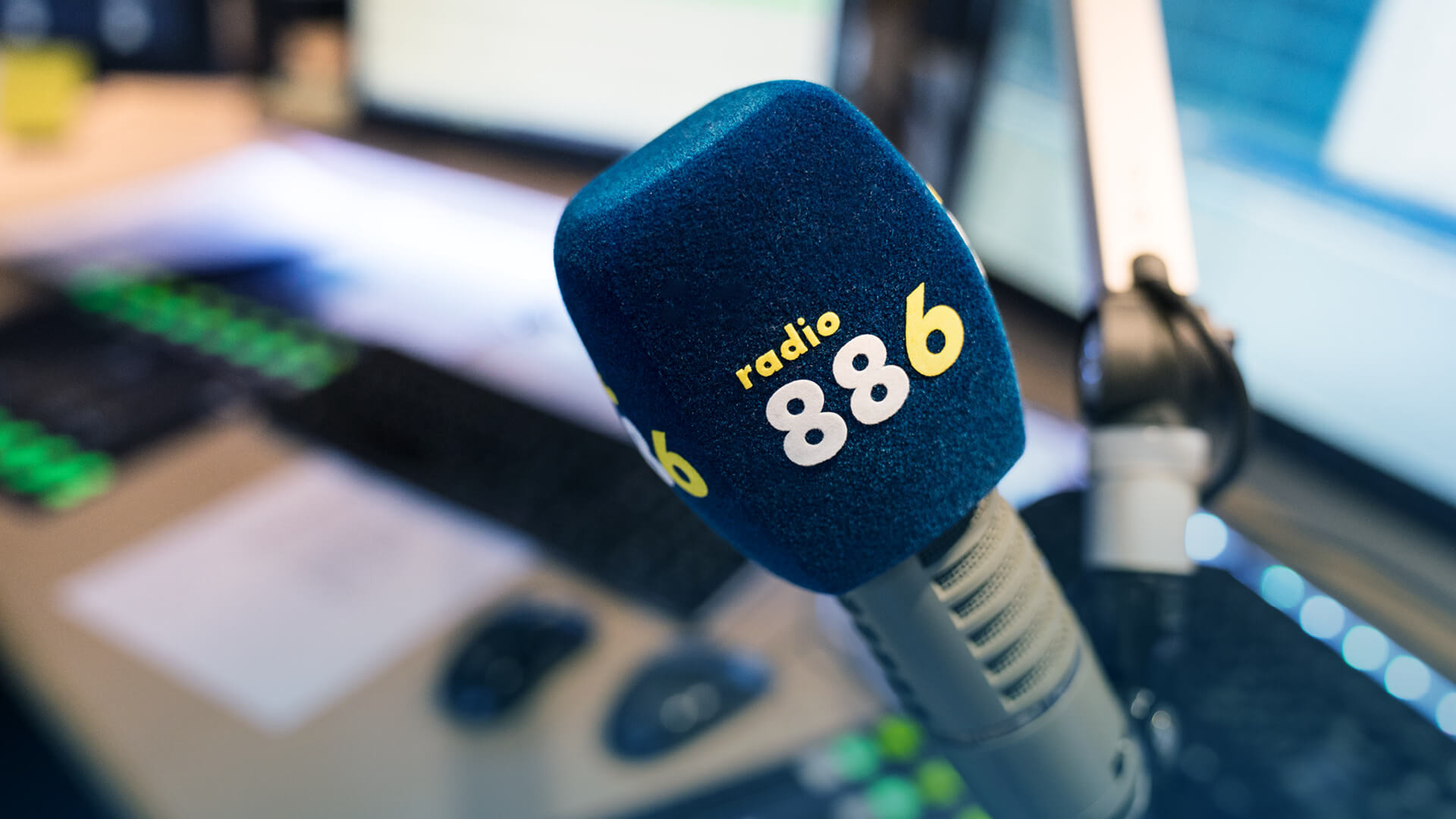 Ein Mikrofon mit dem Schriftzug radio 88.6