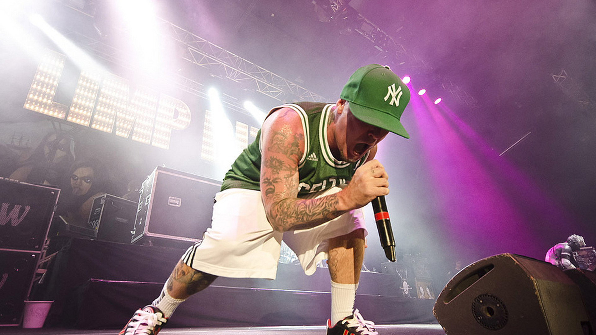 Limp Bizkit (c) Limp Bizkit Fred Durst von Limp Bizkit singend auf der Bühne