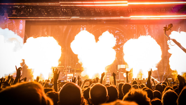 Pyroeffekte auf einer Konzertbühne