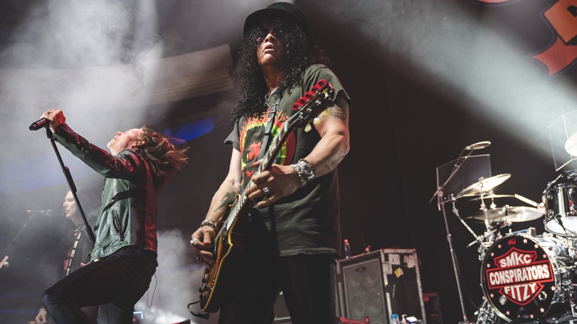 Slash steht bei einem Konzert auf der Bühne