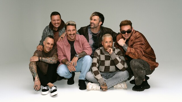 Bandfoto mit allen Mitgliedern von Electric Callboy vor weißem Hintergrund