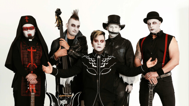 Band posieren vor weißem Hintergrund