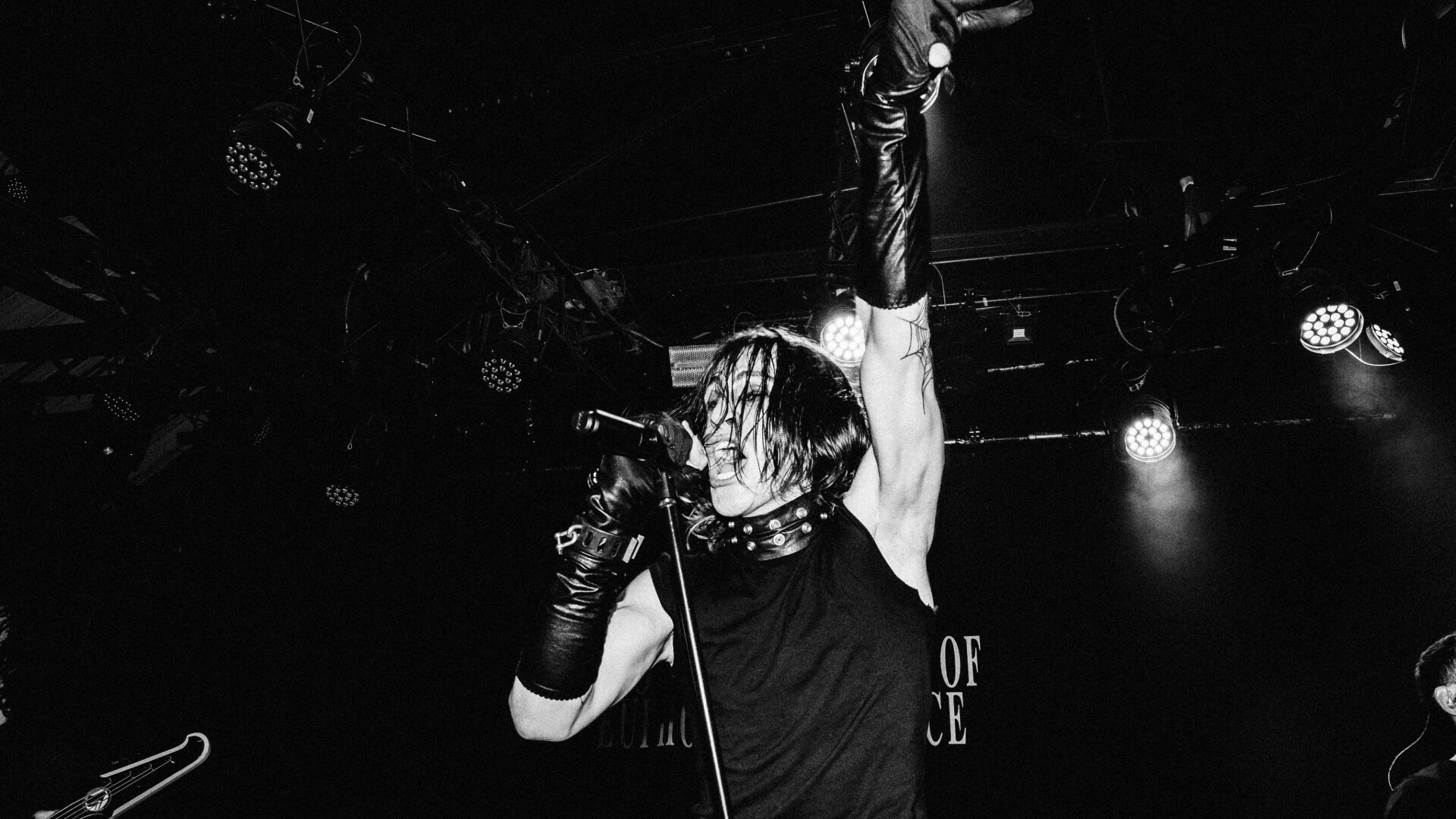 Schwarzweiß Foto von Zascha bei einem Auftritt