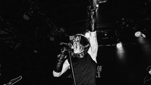 Schwarzweiß Foto von Zascha bei einem Auftritt