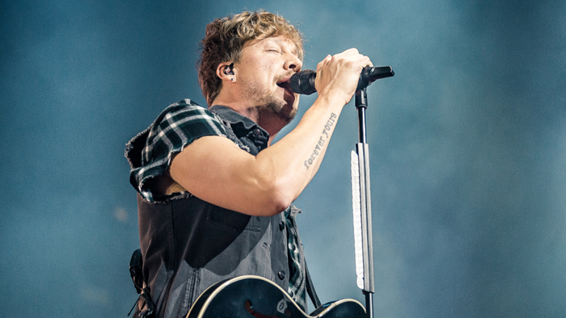 Sunrise Avenue © Pascal Riesinger Samu Haber singt ins Mikrofon