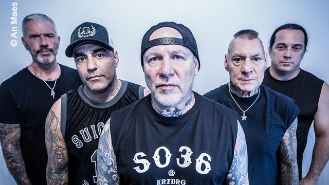 Bandfoto von Agnostic Front in bläulichem Licht