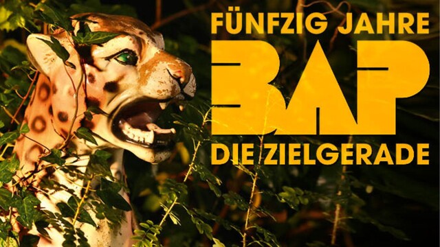 Schriftzug Fünfzig Jahre BAP, Hintergrund mit Blättern und eine Statue eines Leoparden