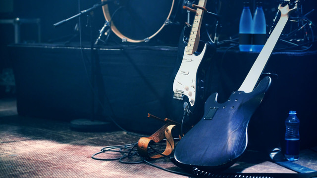 Gitarren auf einer Bühne