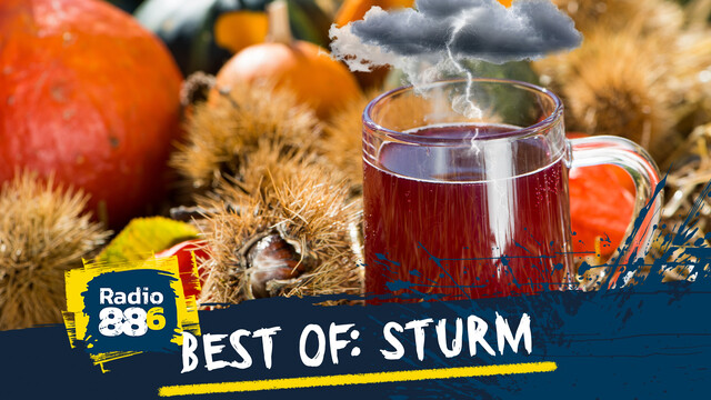 Ein Glas Sturm mit Maroni, Kürbissen und einer Gewitterwolke
