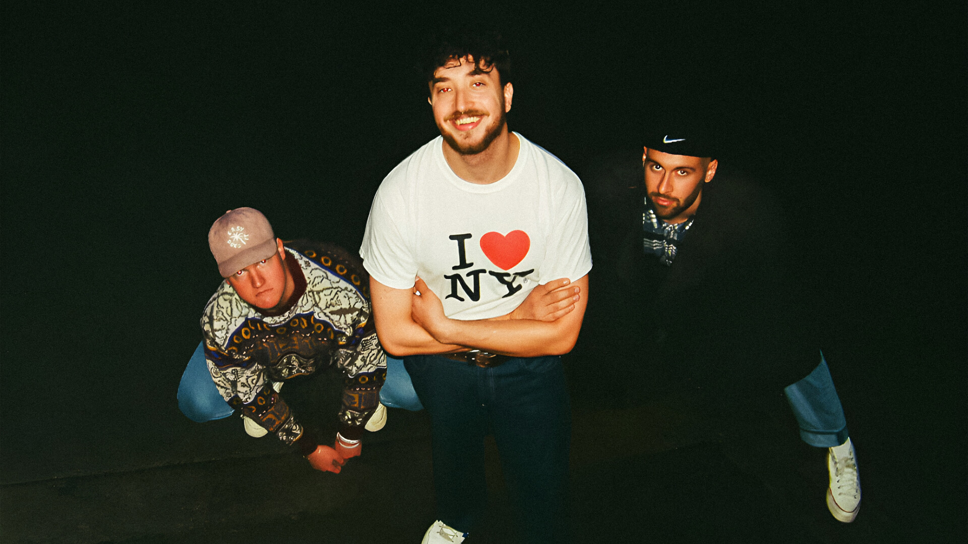 Die Band für Chiara steht vor totaler Finsternis mit einer frontalen Lichtquelle