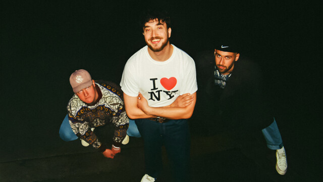 Die Band für Chiara steht vor totaler Finsternis mit einer frontalen Lichtquelle