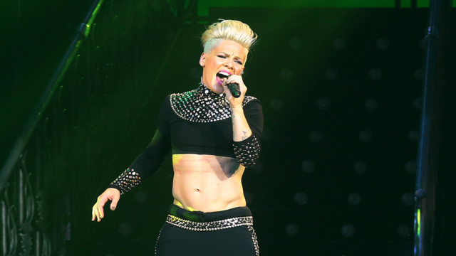 Pink singt bei einem Konzert auf der Bühne in das Mikrofon