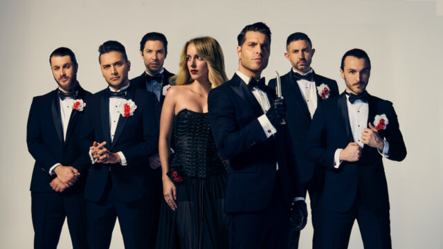 Die Bandmitglieder von Ice Nine Kills mit der Schauspielerin Mckenna Grace