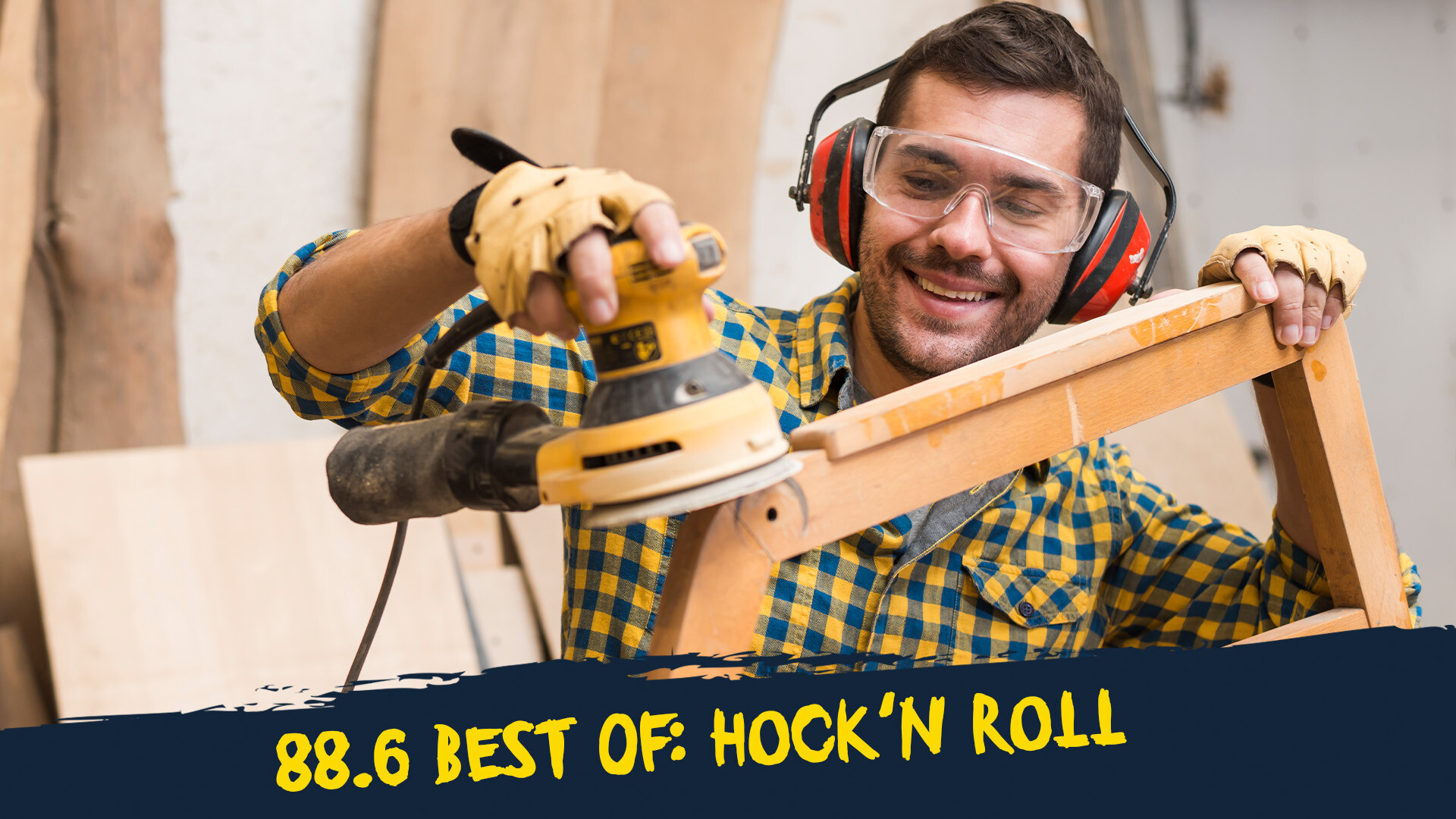 Ein Mann mit Schutzbrille und Gehörschutz, der mit einer Maschine Holz abschleif