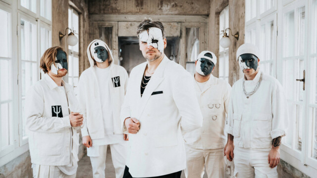 Die Band FREVD in weißen Outfits