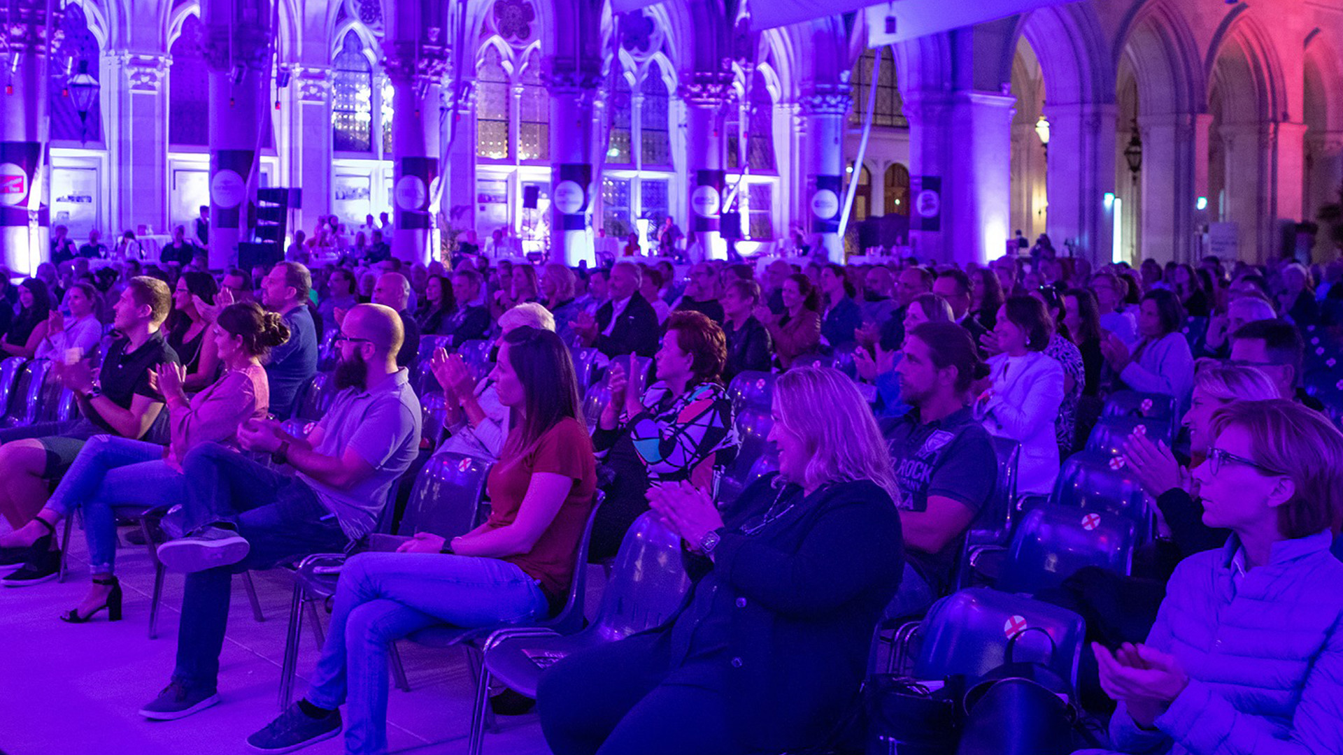 © Kabarettfestival Viele Menschen sitzen im Arkadenhof im Wiener Rathaus