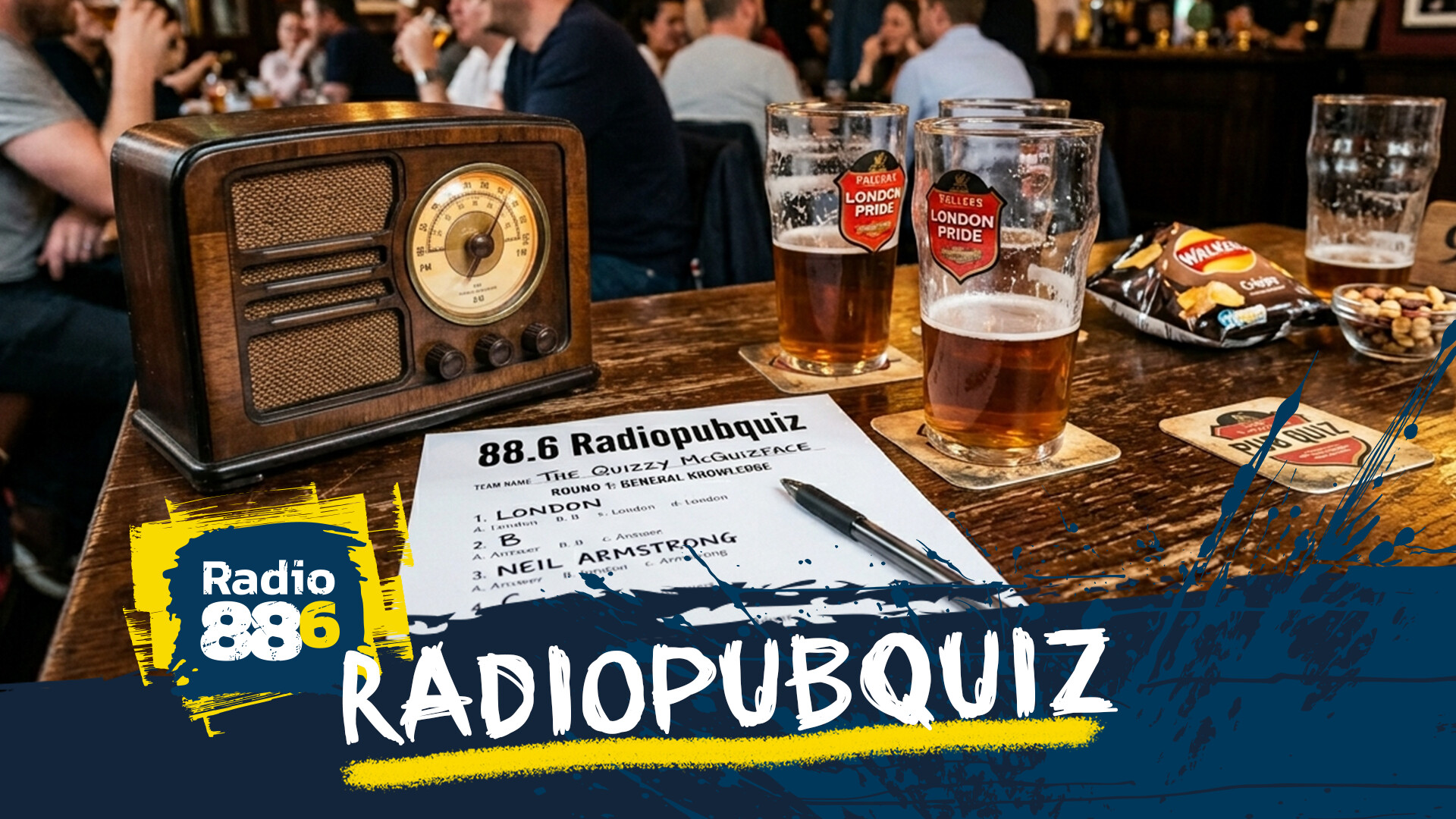 drei tätowierte Männer sitzen an einem Tisch in einem Pub, trinken Bier und schauen auf einen Zettel