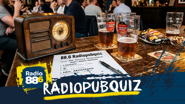 drei tätowierte Männer sitzen an einem Tisch in einem Pub, trinken Bier und schauen auf einen Zettel