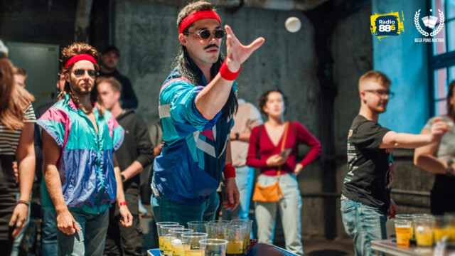 Menschen spielen Beer Pong